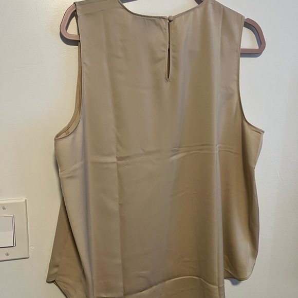 Two (2) Banana republic shell tops snow day & oyster pearl large - Picture 10 of 11